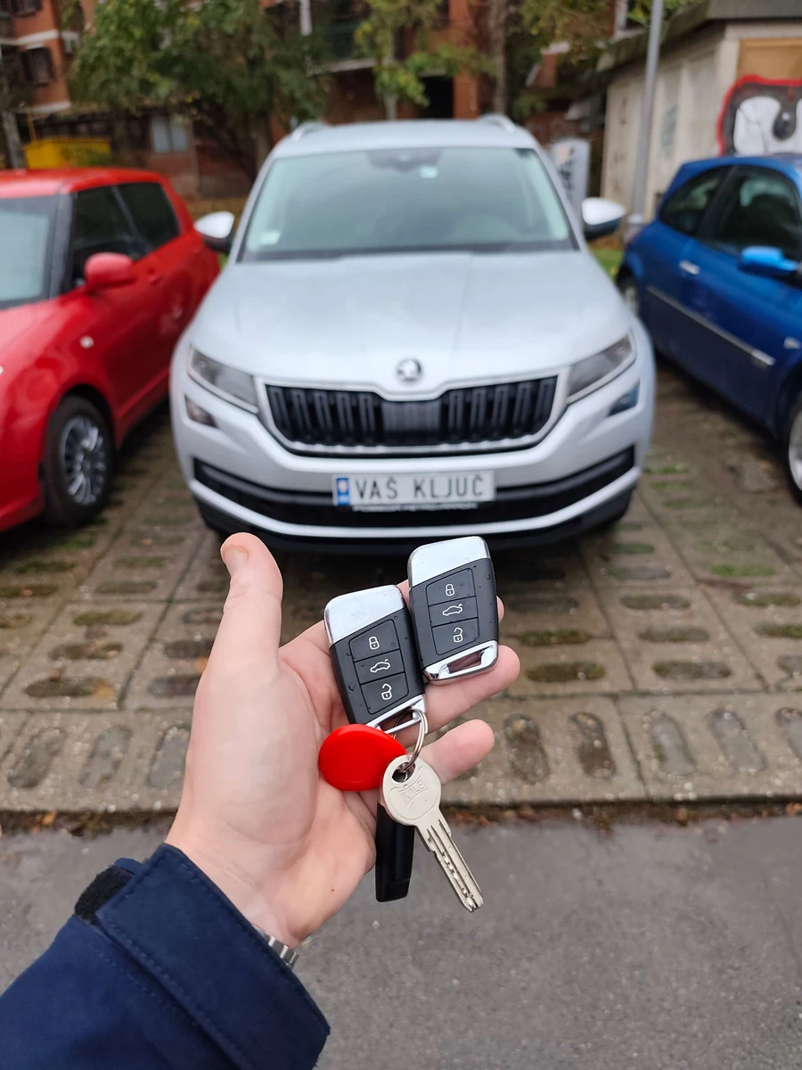 Fotografija starog i novog ključa sa daljinskim komandama 11