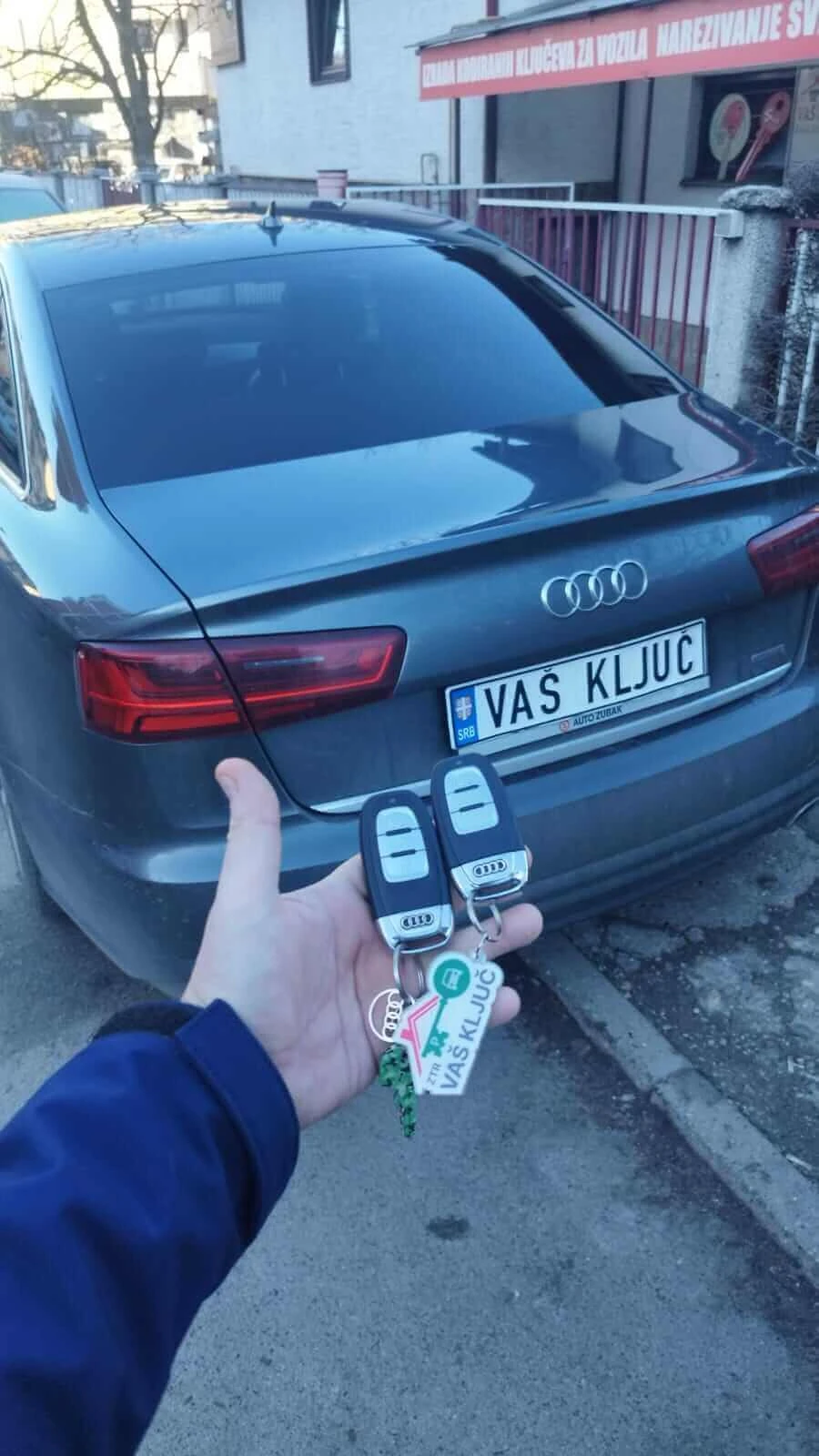 Fotografija starog i novog ključa sa daljinskim komandama 2