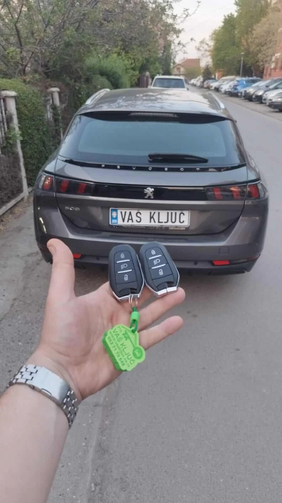 Fotografija starog i novog ključa sa daljinskim komandama 3