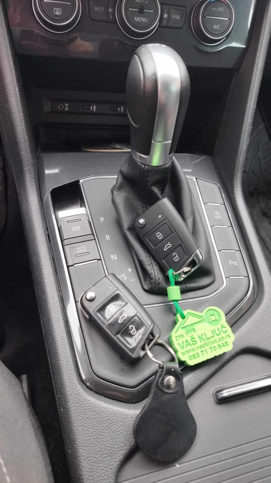 Fotografija starog i novog ključa sa daljinskim komandama 7