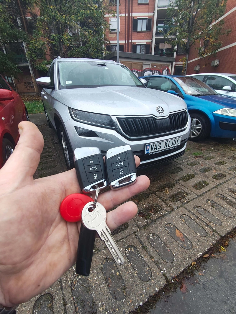 Fotografija starog i novog ključa sa daljinskim komandama