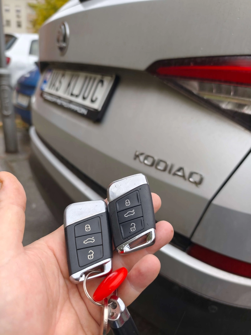 Fotografija starog i novog ključa sa daljinskim komandama