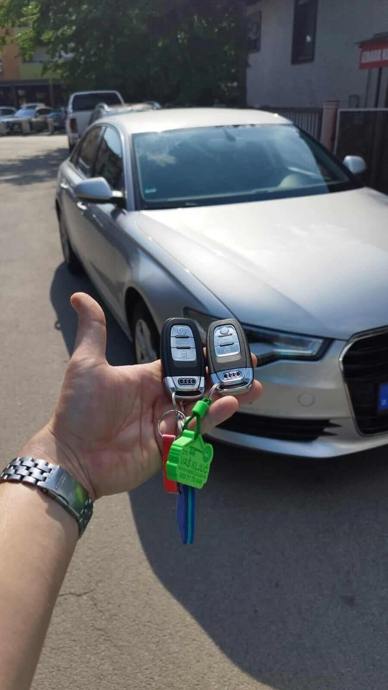 Fotografija starog i novog ključa sa daljinskim komandama