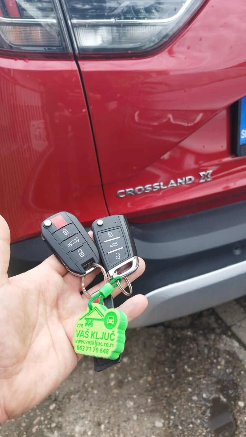 Fotografija starog i novog ključa sa daljinskim komandama