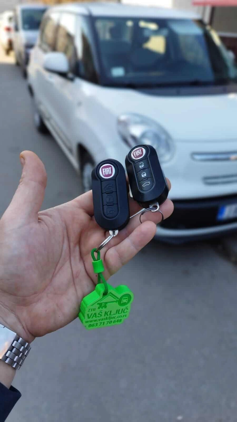 Fotografija starog i novog ključa sa daljinskim komandama